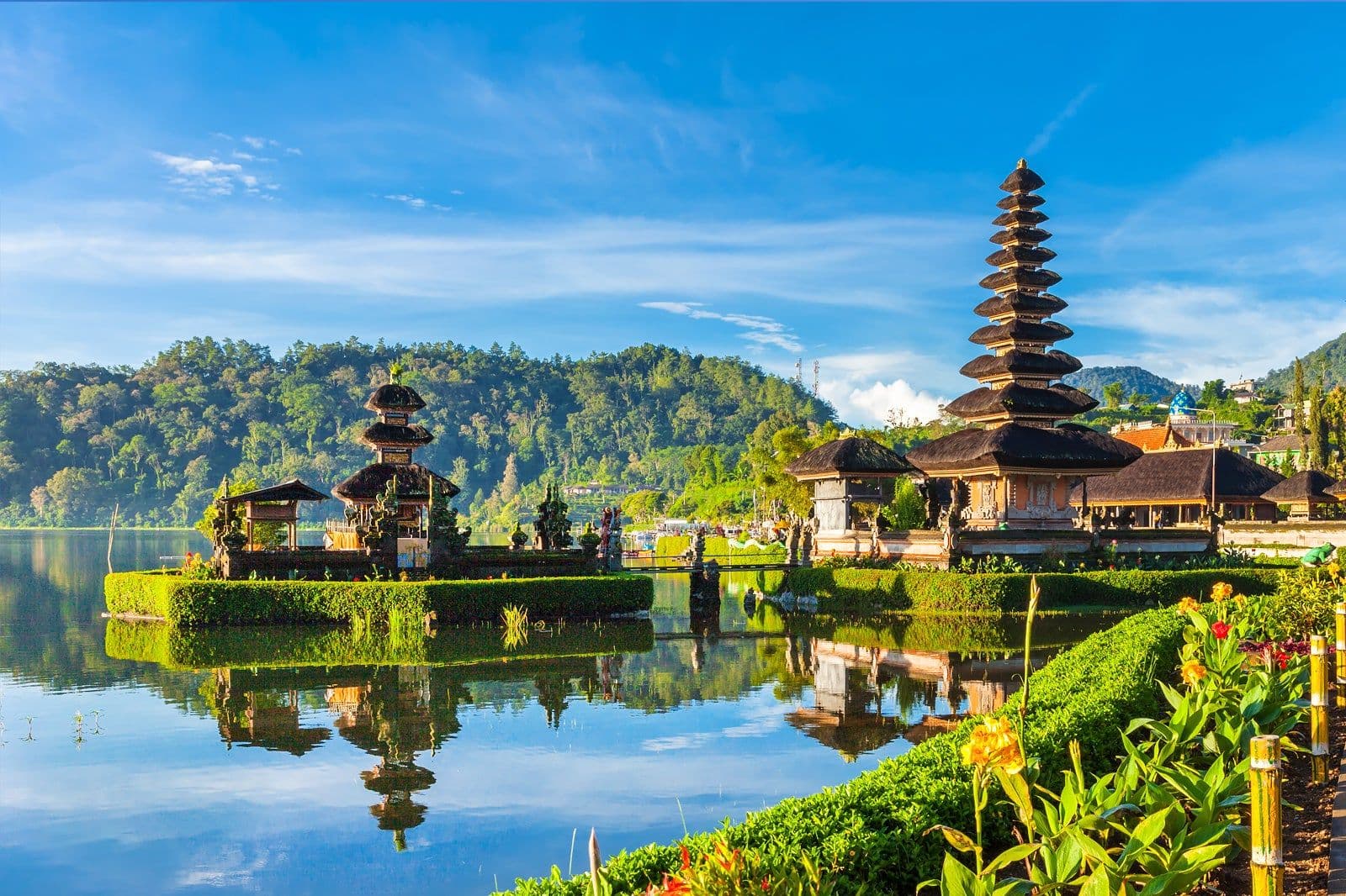 Tanah Lot temple on the Bali coast