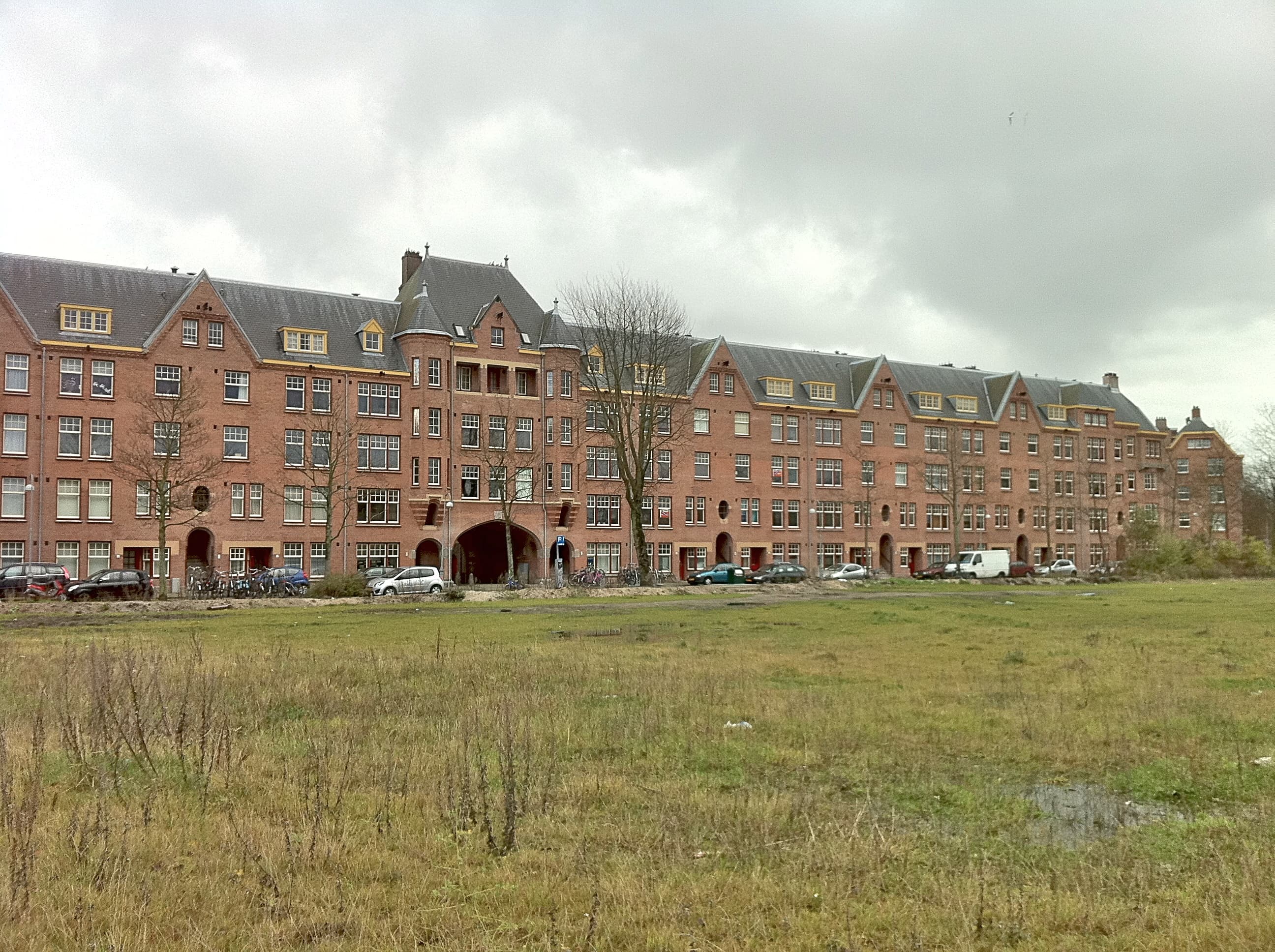 Brick social-housing block around a courtyard in Amsterdam's Spaarndammerbuurt