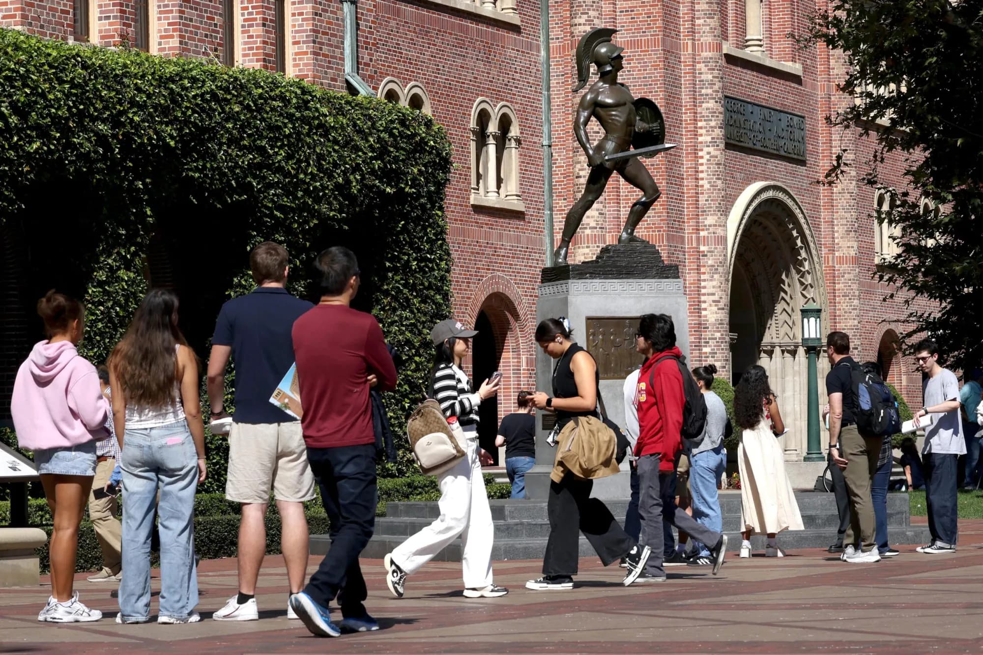 Students walking on a US campus